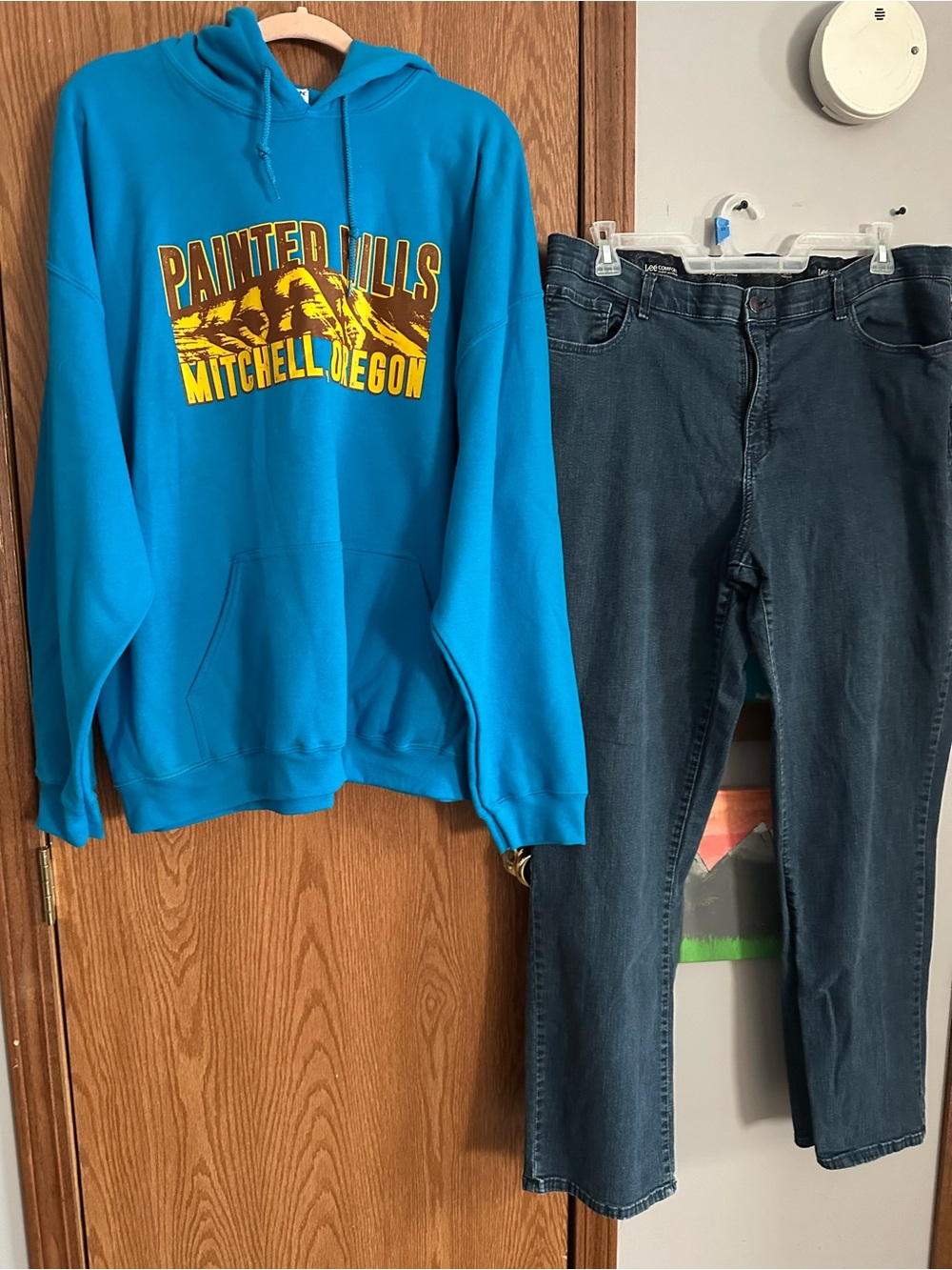 Lee comfort Jeans in Deep Blue Denim and sweatshirt